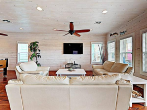 OV37 Beach House on Stilts located near the Beach, Shared Pool